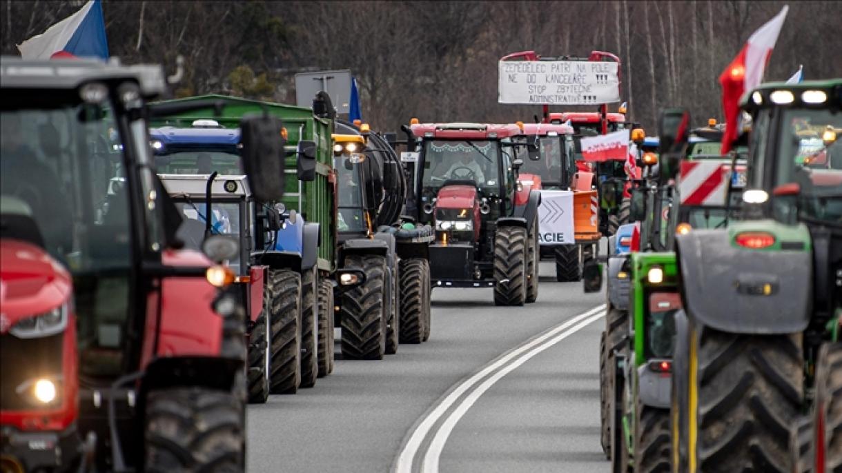Hasta 70 mil agricultores polacos protestan la entrada de productos ucranianos
