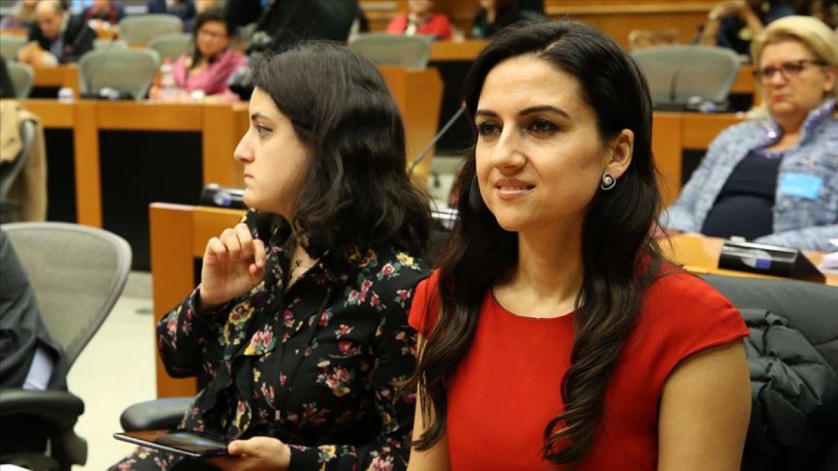 سامسۇندىكى يېزا مەكتىپىنىڭ ئايال ئوقۇتقۇچىسى خەلقئارالىق مۇكاپاتقا ئېرىشتى