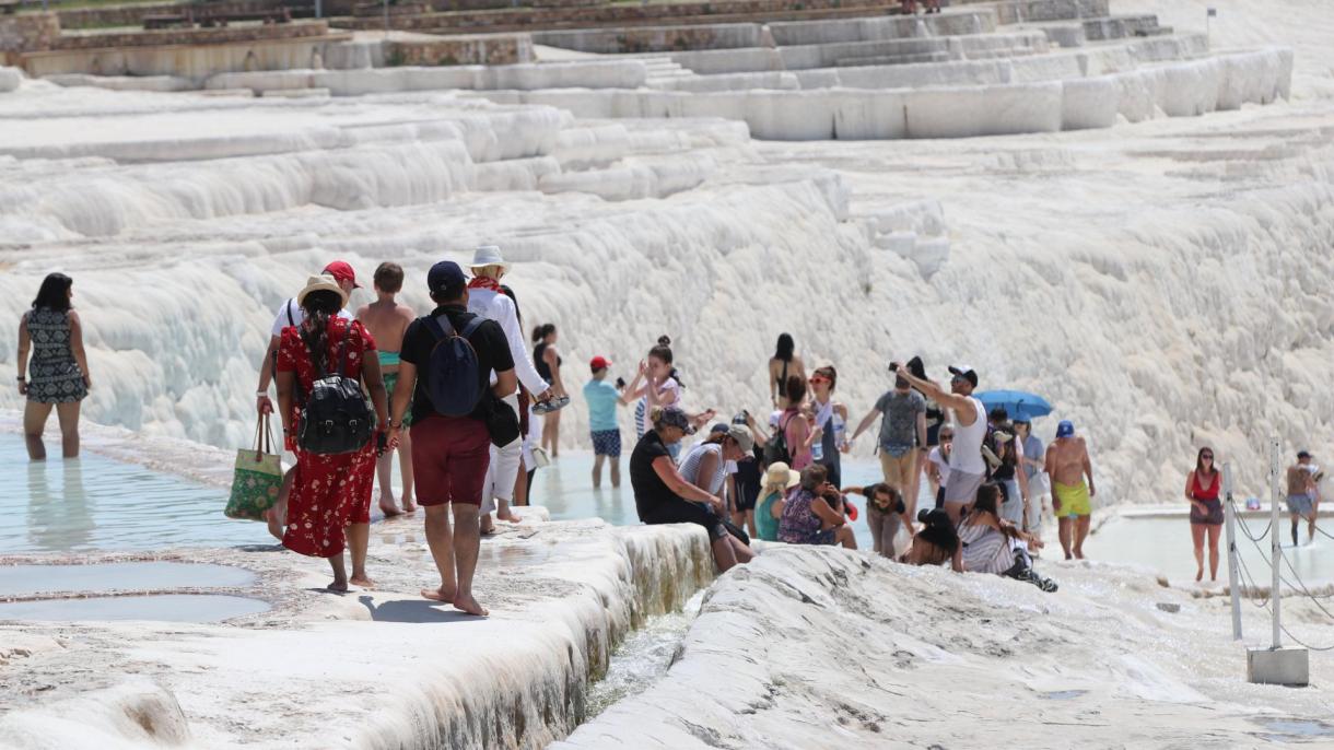 今年前4个月有24万名游客游览棉花堡