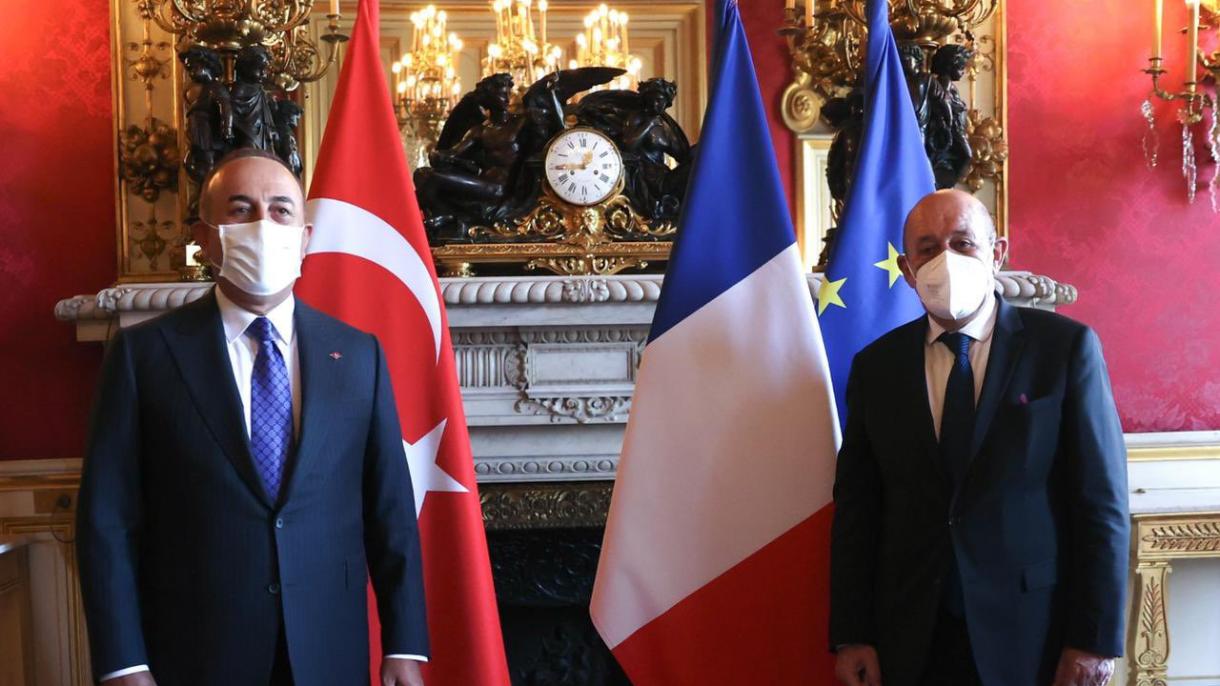 Mevlüt Çavuşoğlu encontra-se com o seu homólogo francês Jean-Yves Le Drian