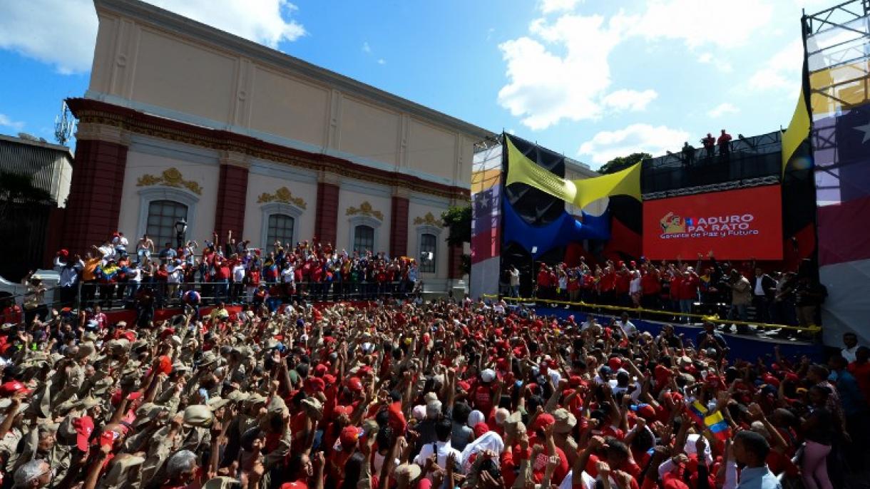 Miles de personas marchan en Caracas en respaldo a Maduro tras fallido atentado