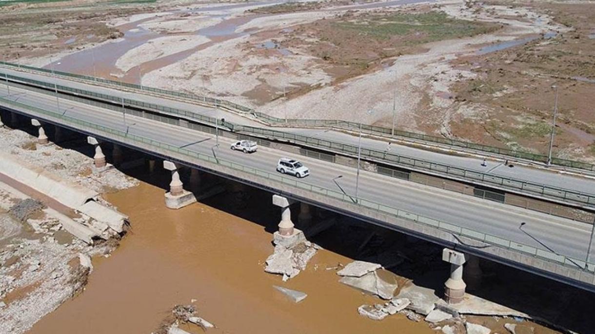 Colapsa el puente más largo de Irak a causa de las inundaciones