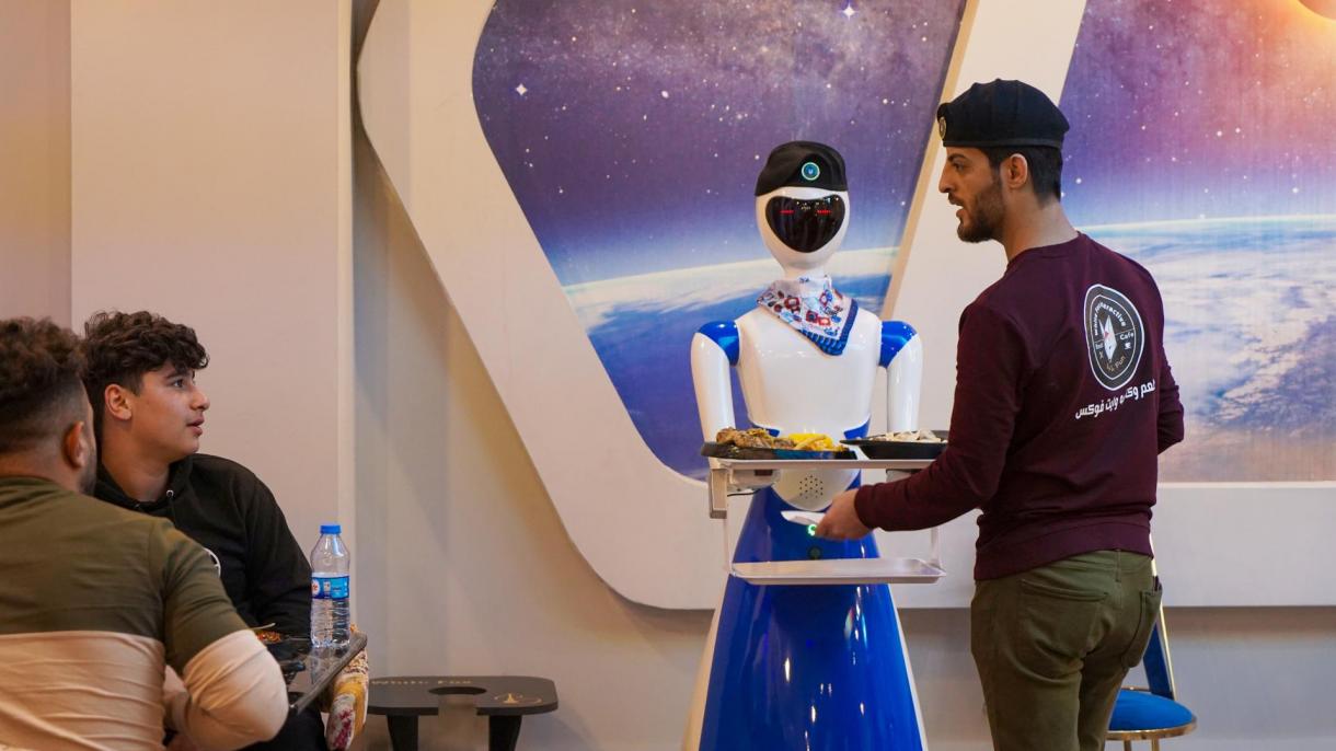 irak robot garson.jpg