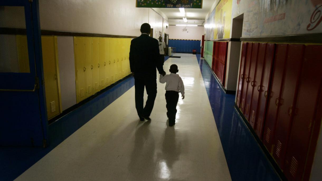 Causa reacciones en los EEUU la foto de una niña de raza negra con correa en una primaria