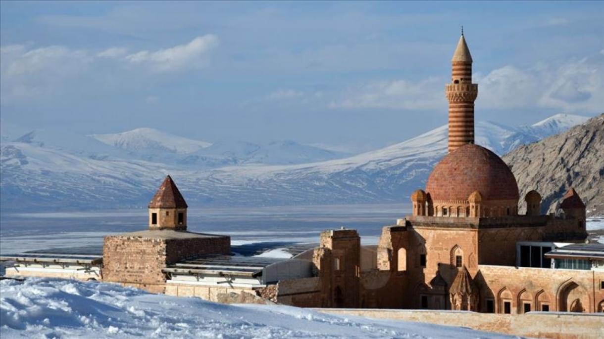 Reconocido palacio en Turquía totalmente cubierto por la nieve
