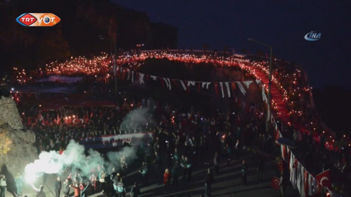تجلیلهای باشکوه  ازجشن 94-امین سالگرد جمهوری ترکیه درسراسرکشور