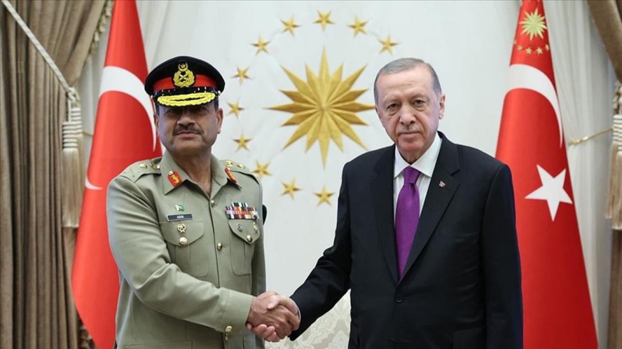 دیدار رئیس جمهور ترکیه با رئیس ستاد کل نیروهای مسلح پاکستان