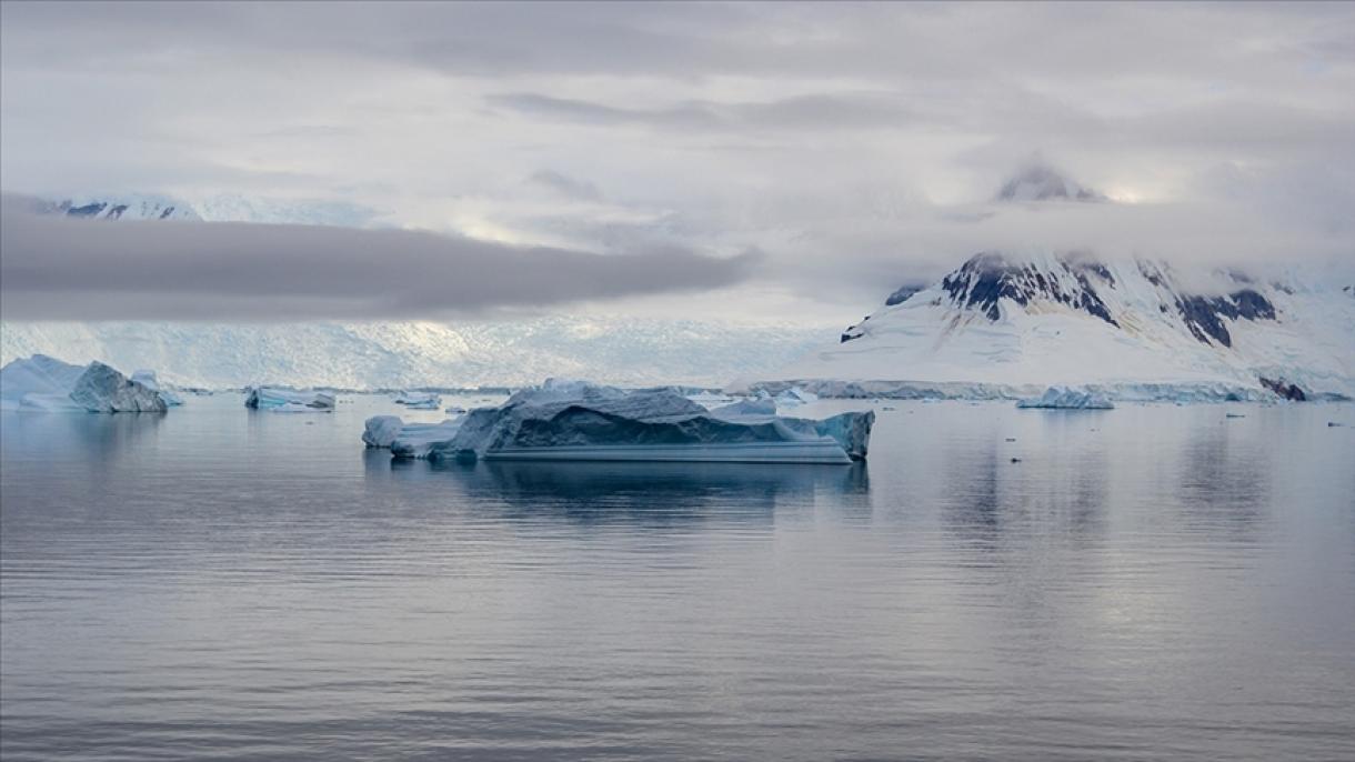 Antarktidada ylmy işgärleriň ýyly egin-eşik geýmeklerine sebäp bolan ýyly howa