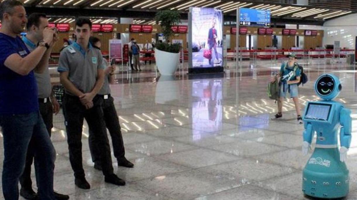 Ayudan los robots a los pasajeros en el Aeropuerto Internacional de Estambul