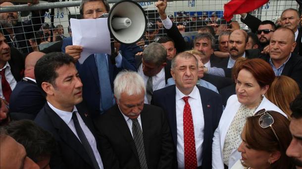 Turquie: Les contestataires du MHP sont présents devant l'hôtel du congrès