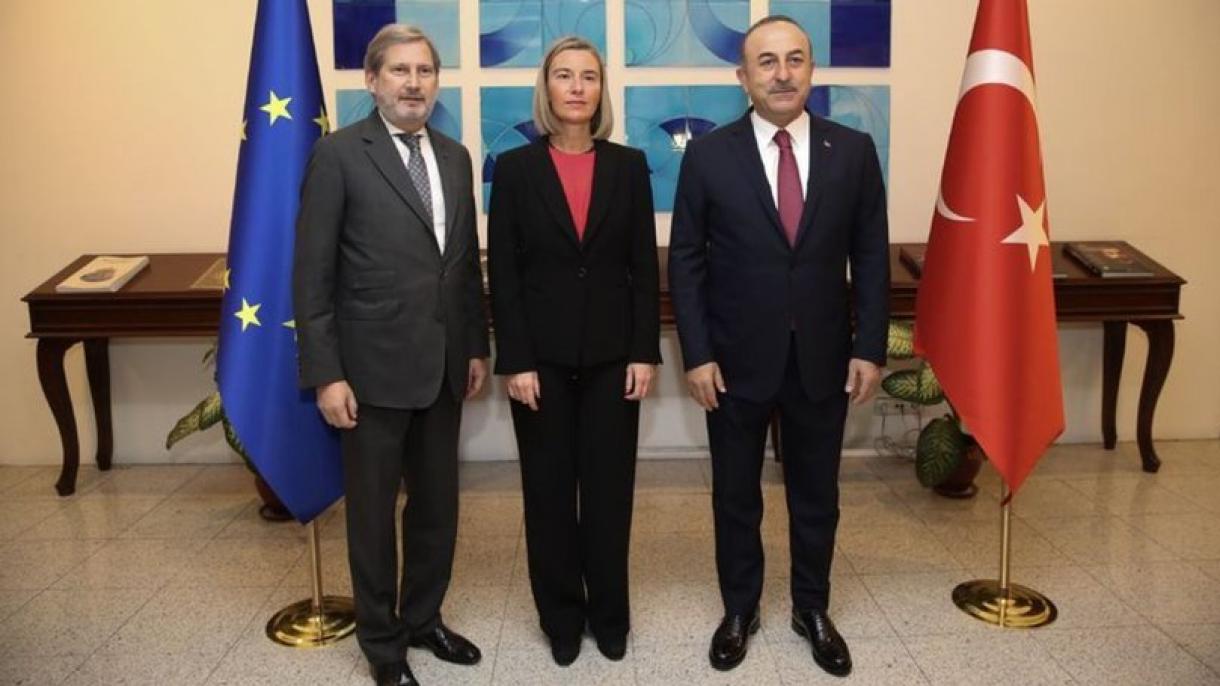 Çavuşoğlu ofrece una conferencia de prensa con Mogherini y Hahn