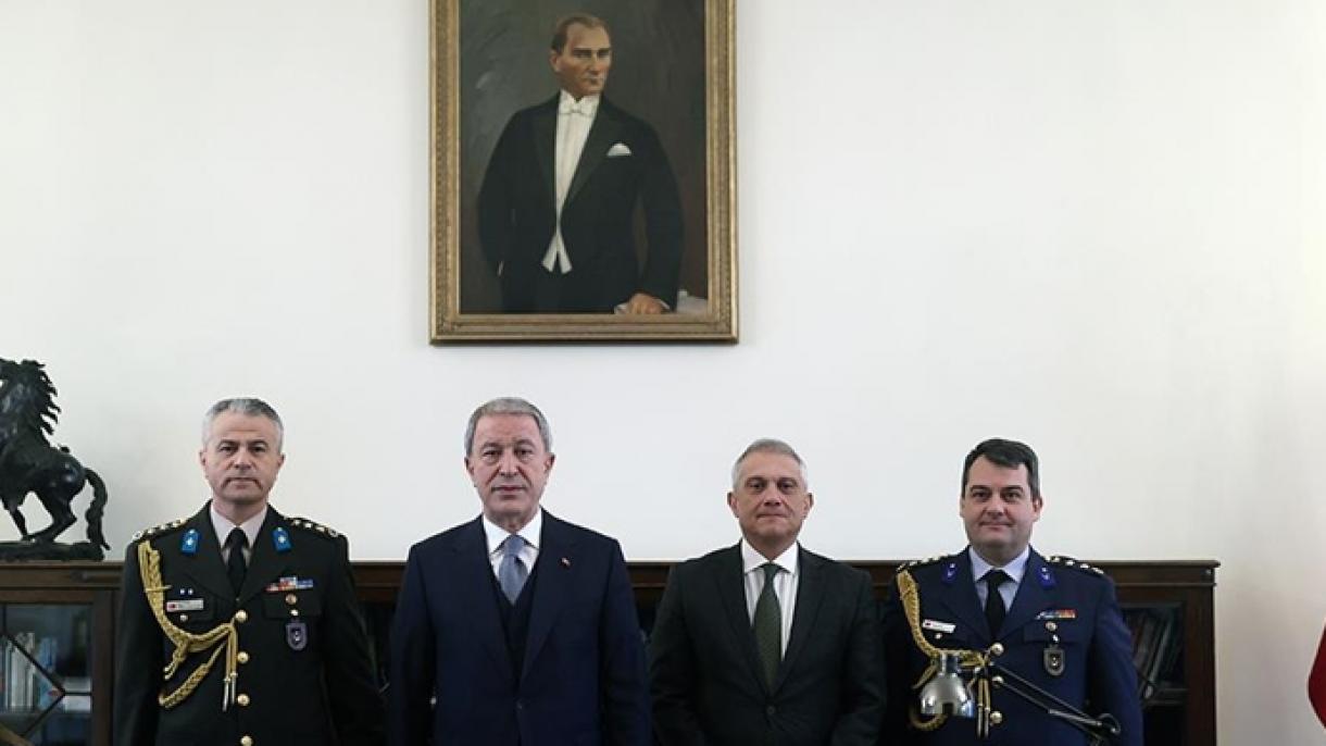 خلوصی آکار وزیر دفاع ملی ترکیه به لندن رفت