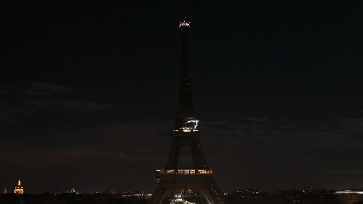 Eiffel in Francia, luci spente con 1 ora e 15 minuti di anticipo
