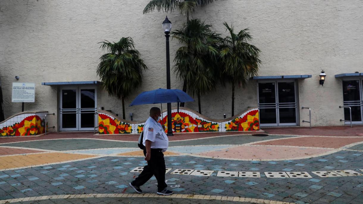 El gobernador de Florida extiende el estado de emergencia por la tormenta tropical Elsa