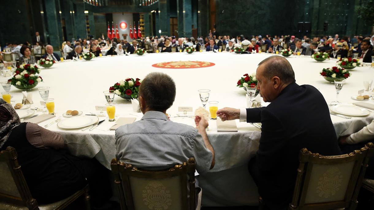 cumhurbaşkanı erdoğan, şehit yakınları ve gazilerle.jpg