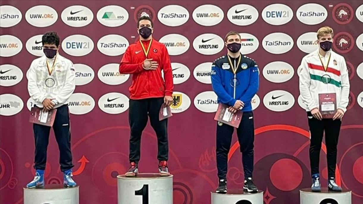 Atletas turcos ganan tres medallas en el Campeonato de Europa Juvenil de Lucha en Alemania