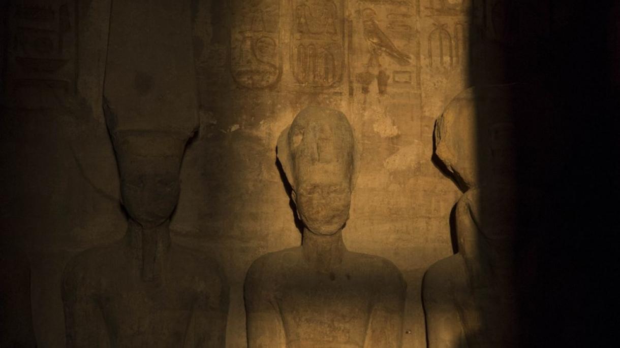 El Sol ilumina el rostro del faraón Ramsés II en Egipto