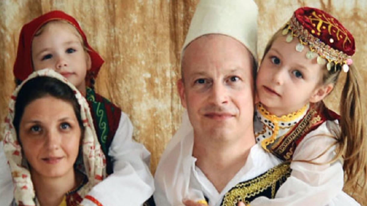Personalitetet evropiane me kostume popullore shqiptare në ekspozitën e Roland Tashos