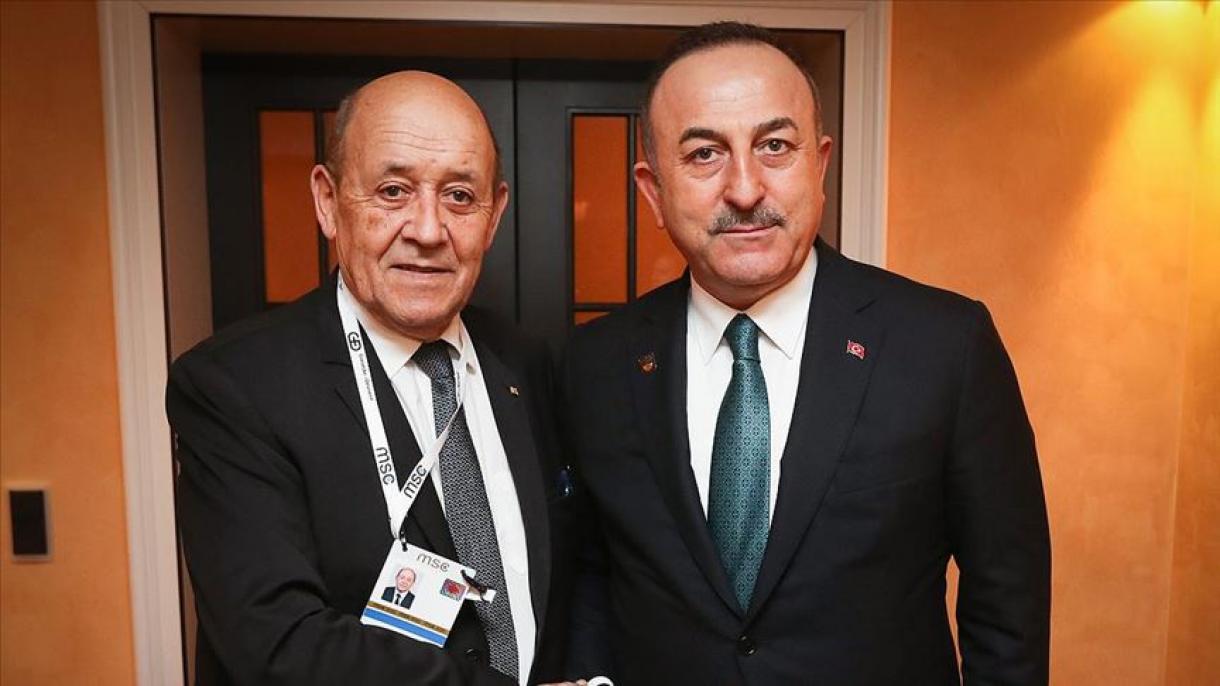 Le chef de la diplomatique turque Cavusoglu s'entretient au téléphone avec son homologue français