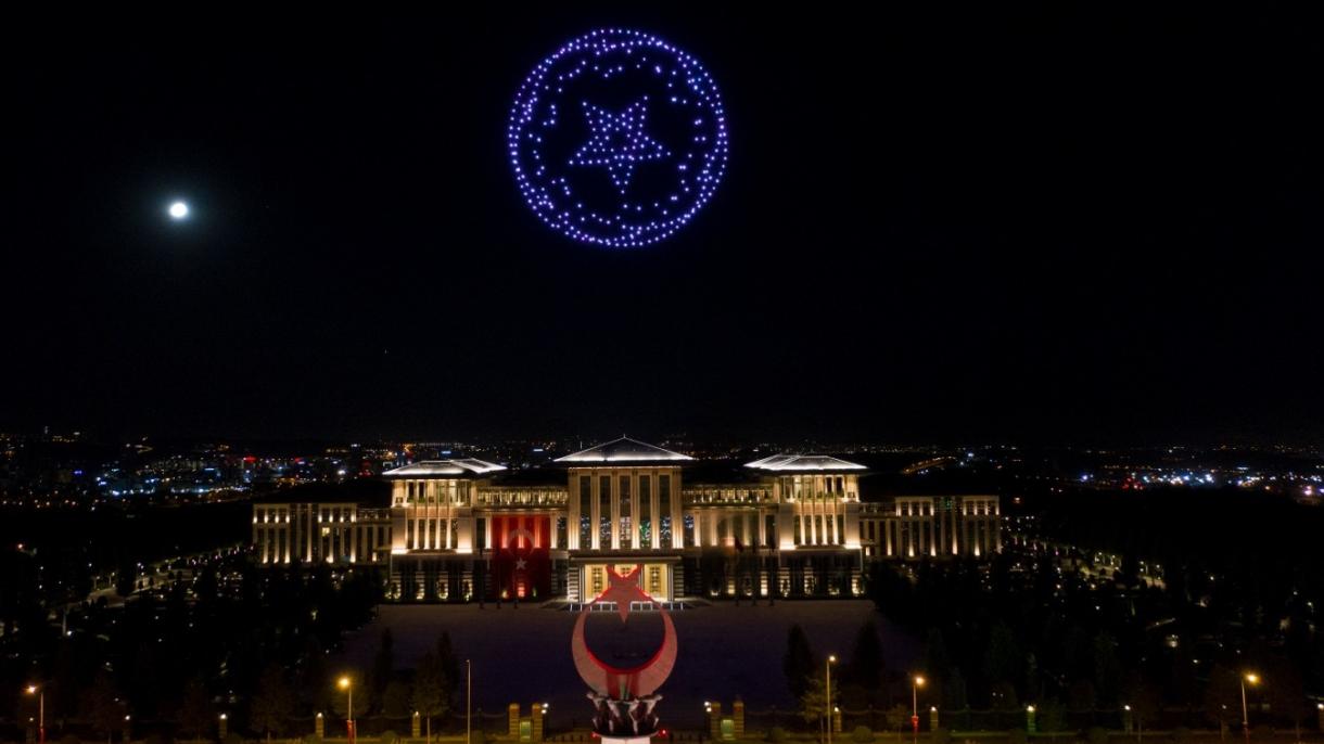 土耳其举行3百架无人机灯光表演庆祝胜利日