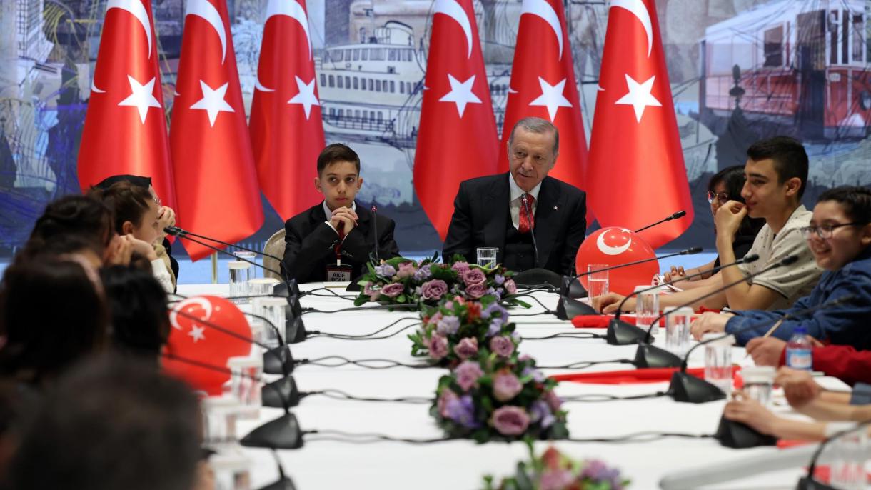 اردوغان در کاخ دلماباغچه با اطفال مناطق زلزلهزده دیدار کرد