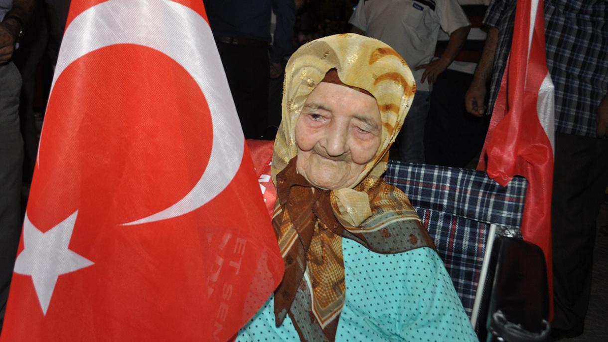 Nonna Ayse, 113 anni, in piazza per difendere la democrazia