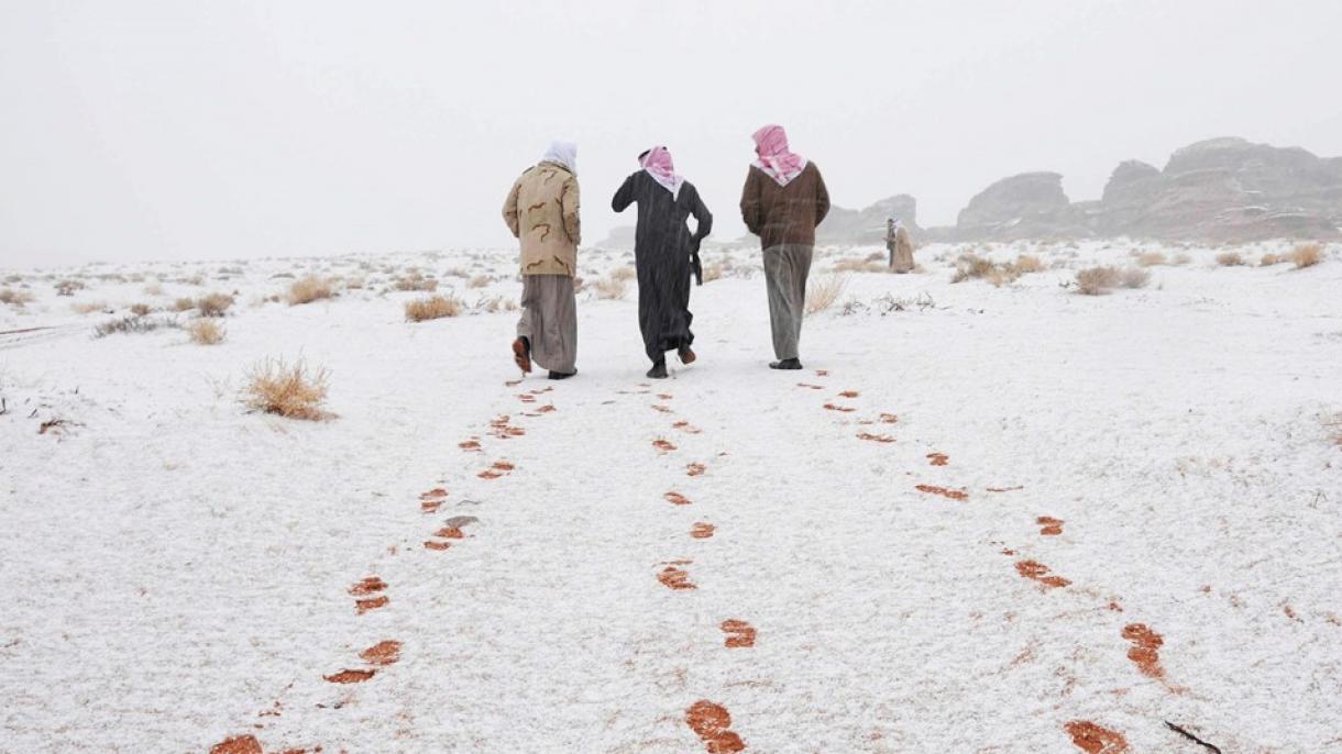 سعودی عرب  میں برف باری ،عوام مشکل کا شکار