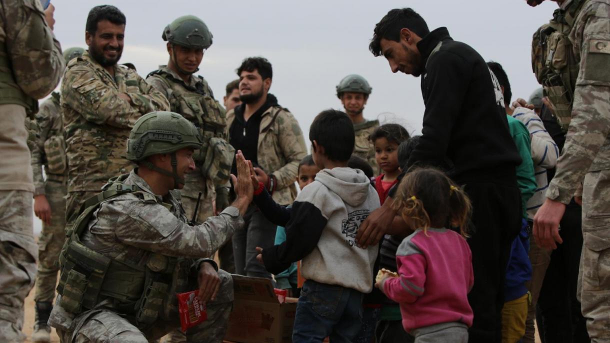 Syrie : les forces armées turques distribuent des aides aux civils à Tall Abyad