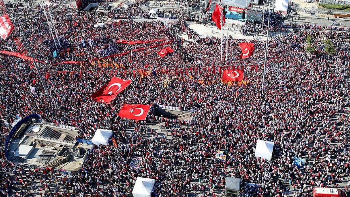 مردم ترکیه در تمامی شهرها به پاسداری از دموکراسی ادامه میدهند
