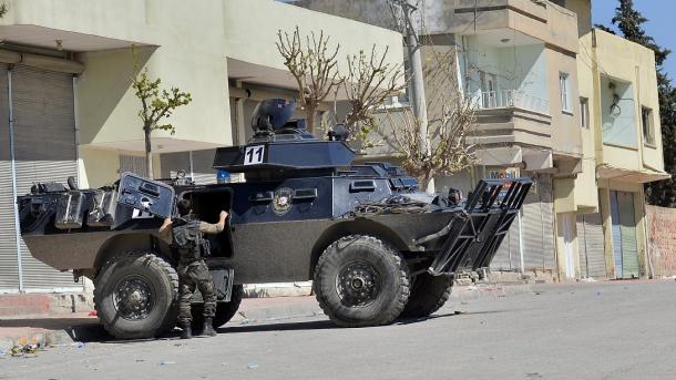土耳其警用装甲车遭火箭弹袭击 1名警察牺牲