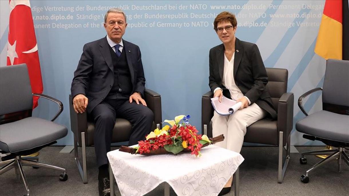 وزیر دفاع ملی ترکیه با همتای آلمانی خود صحبت تلفنی انجام داد