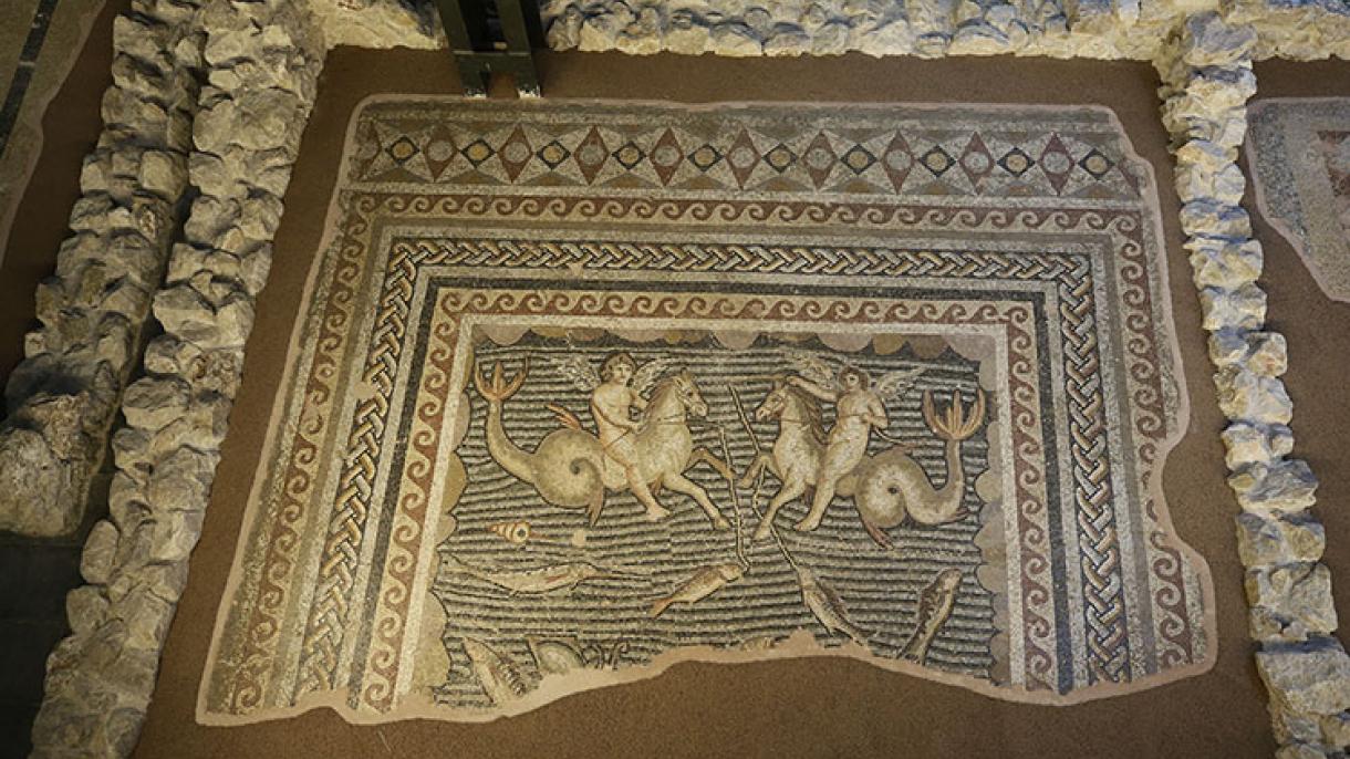 Hippokamposlara binen Erosların mozaiği Adana.jpg
