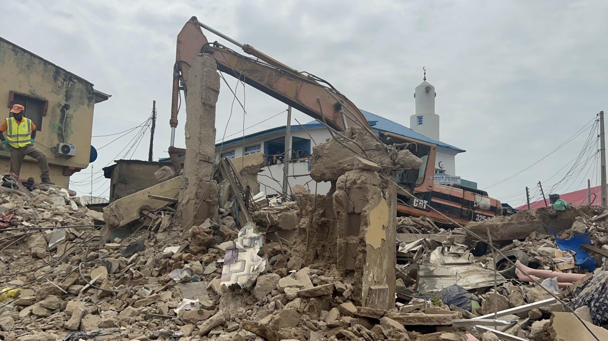 尼日利亚首都一栋两层楼房倒塌至少2死37伤