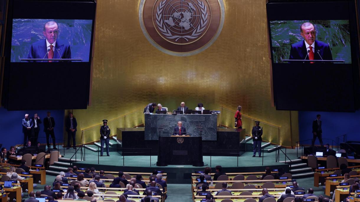 El presidente Erdogan presenta el libro “Reforma de las Naciones Unidas” a los líderes mundiales