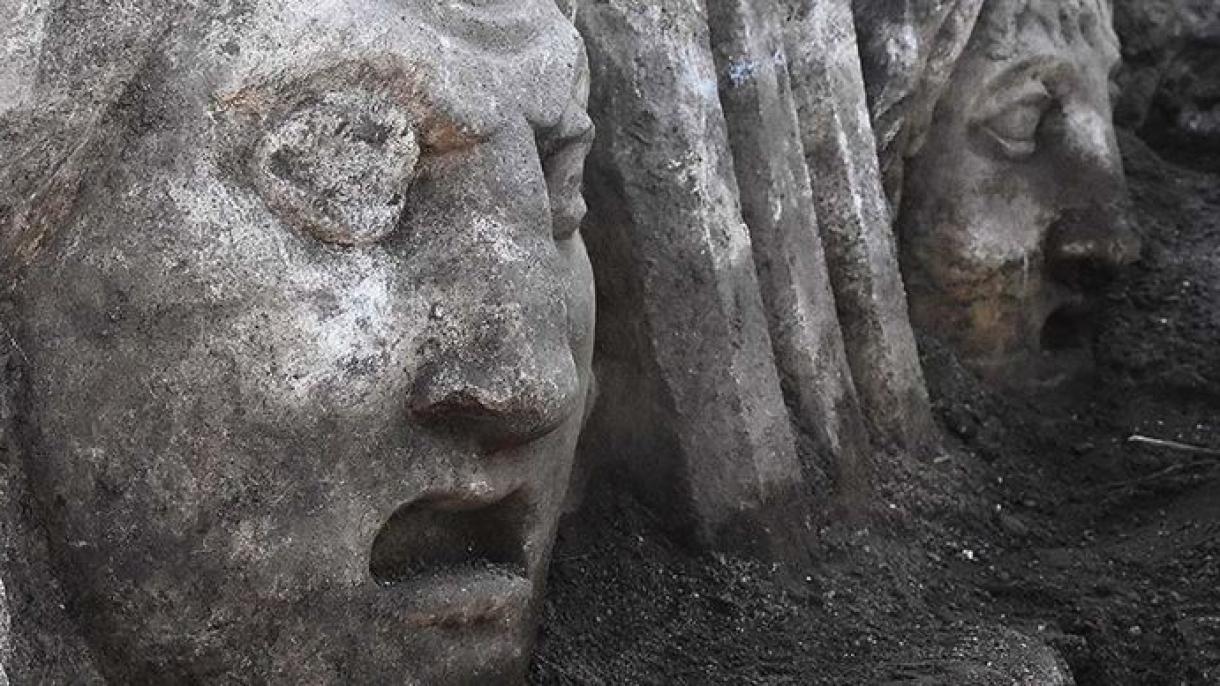 Desentierran 10 nuevas máscaras en la antigua ciudad de Stratonikeia en Muğla