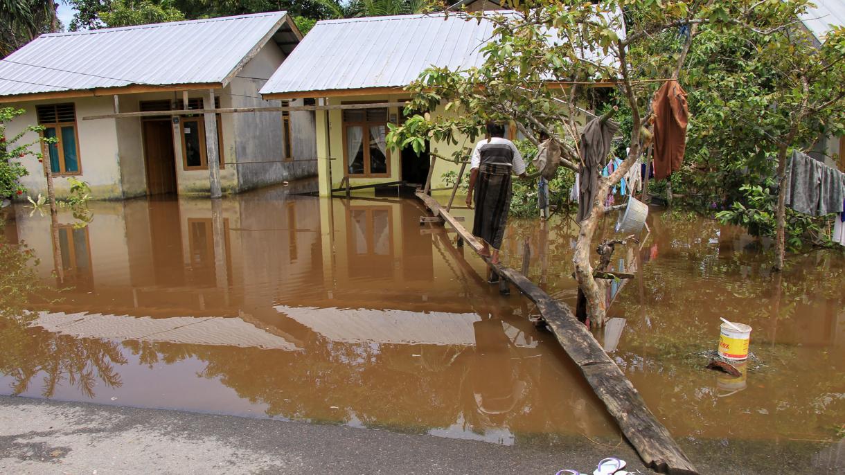انڈونیشیا  میں سیلاب اور لرزشِ  اراضی کے باعث59 افراد ہلاک