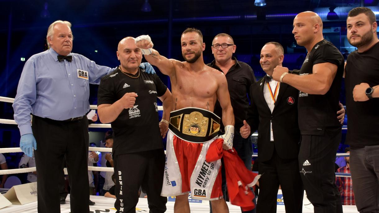 Elnyerte a bajnoki övet a török bokszoló