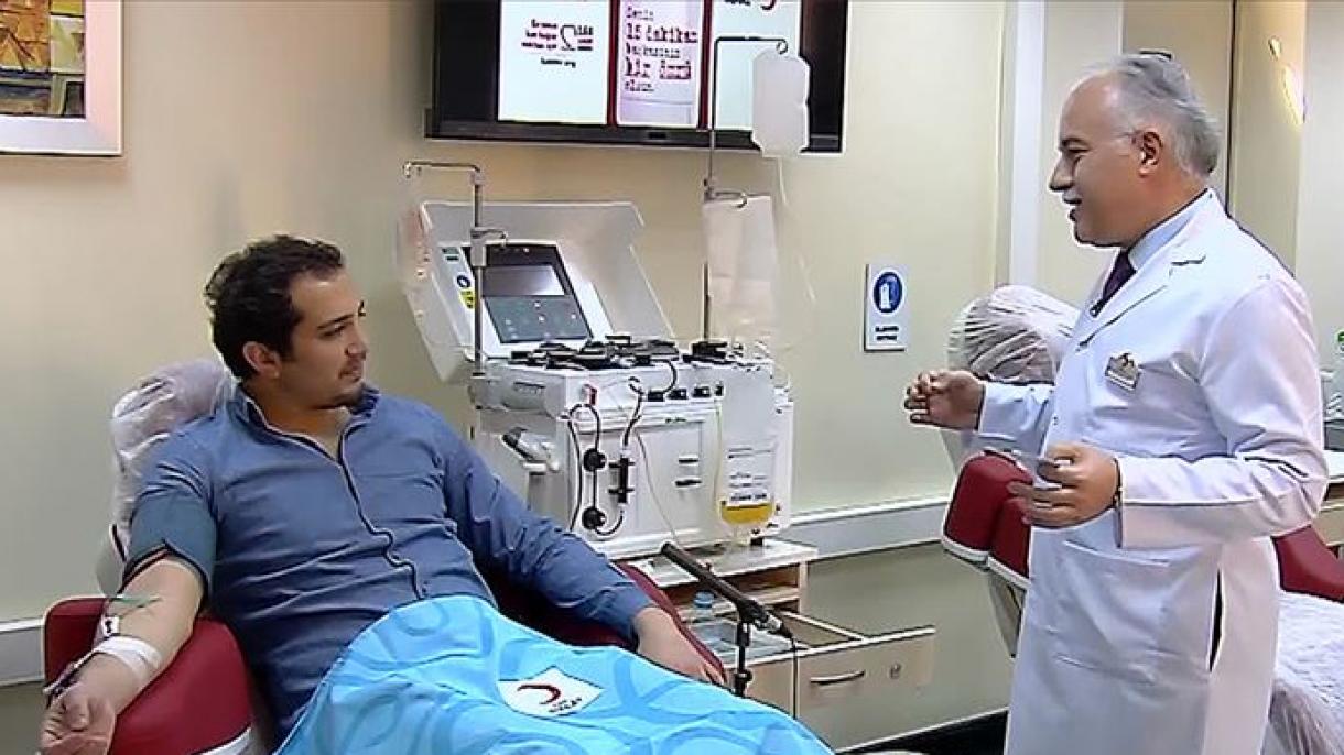 O médico Kürşat Demir, o primeiro doador de plasma da Turquia