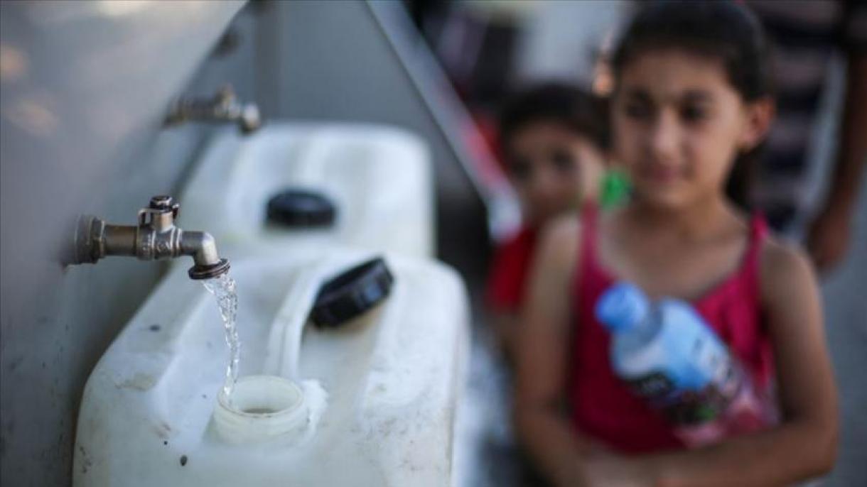 Sguardi curiosi/ fuoriuscita di acque reflue nel mare di Gaza