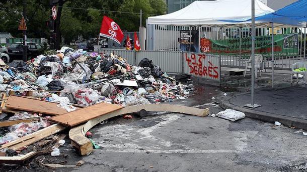 Rrugët e Francës janë zhytur në plehra