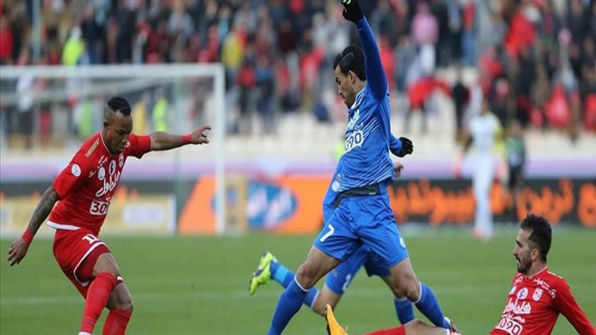 سردادن شعار عجیب "خلیج عربی" در بازی فوتبال دو تیم در ایران