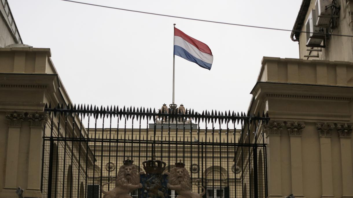 افراشته شدن پرچم ترکیه در سفارت هلند بنا به خواسته مسئولان هلندی
