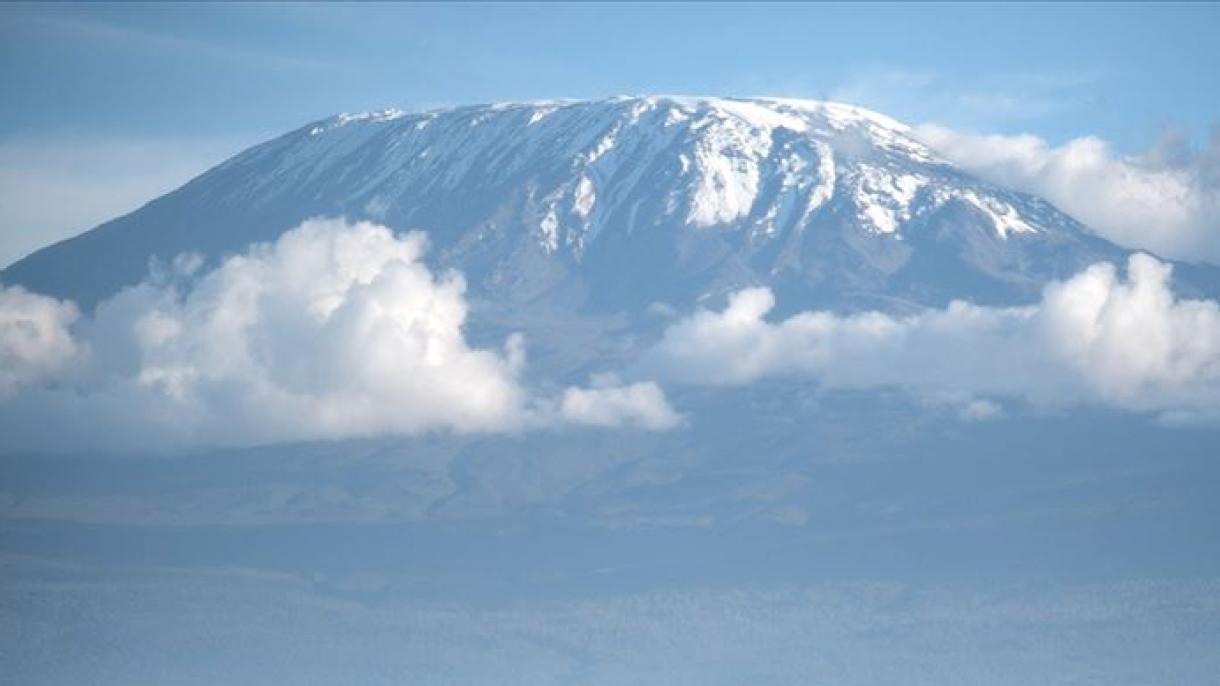 Se intenta controlar el incendio que sigue en el Monte Kilimanjaro en Tanzania