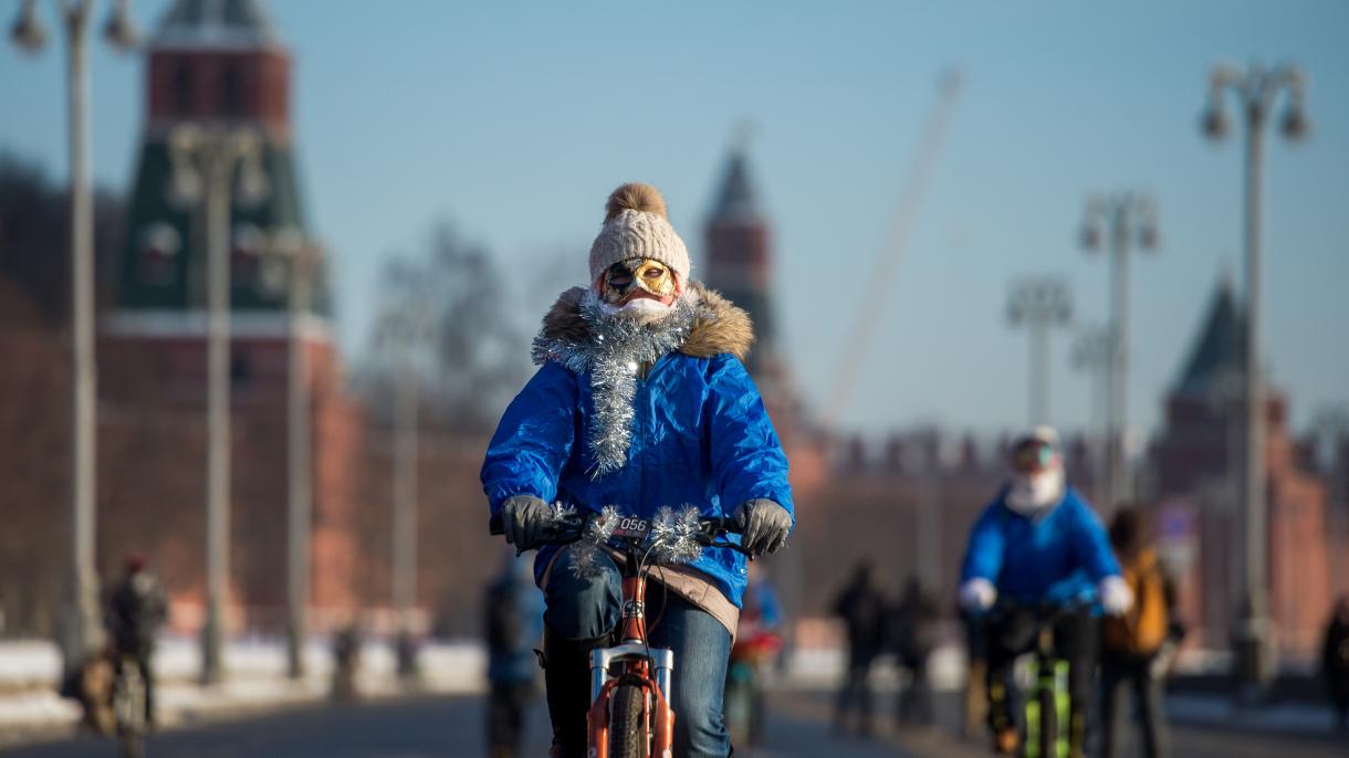 Russie: des centaines de cyclistes bravent les records de froids à Moscou