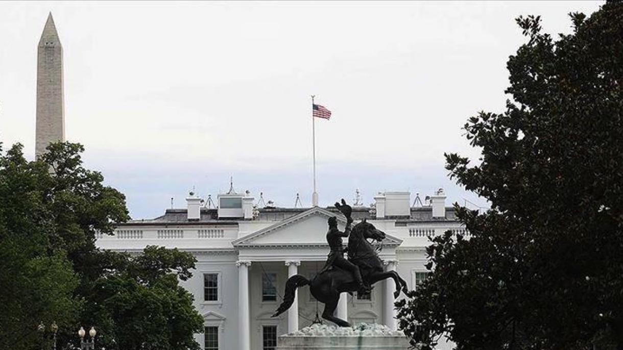 تلاش معترضان آمریکایی برای شکستن مجسمه اندرو جکسون در مقابل کاخ سفید