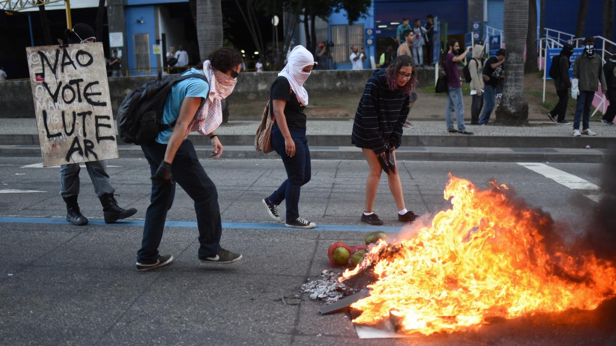 巴西反政府示威者放火焚烧农业部大楼