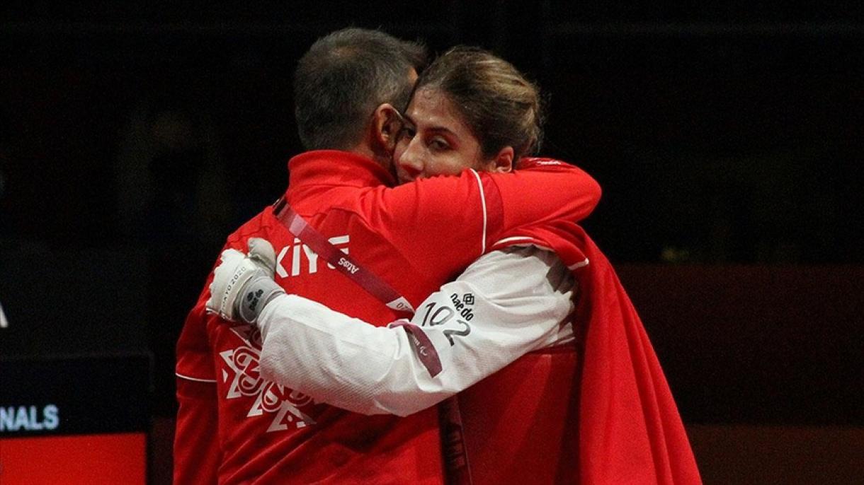 O atleta de taekwondo Meryem Çavdar ganha  medalha de prata nos Jogos Paraolímpicos de Tóquio