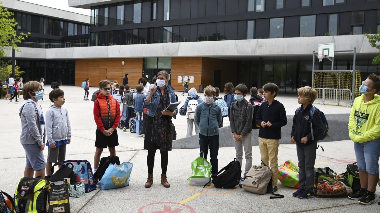 França fecha mais de 80 escolas devido a casos de Covid-19