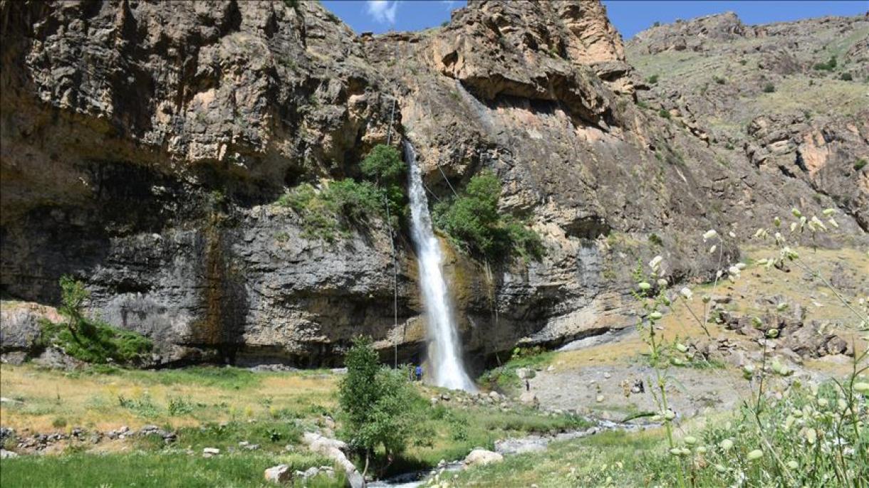 استقبال گردشگران از زیبایی بی نظیر و طبیعت بکر شهر حکاری ترکیه