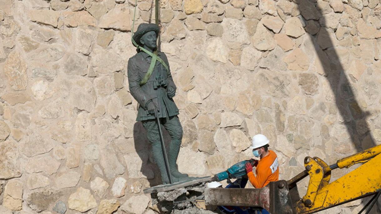 آخرین مجسمه دیکتاتور فرانکو برچیده شد